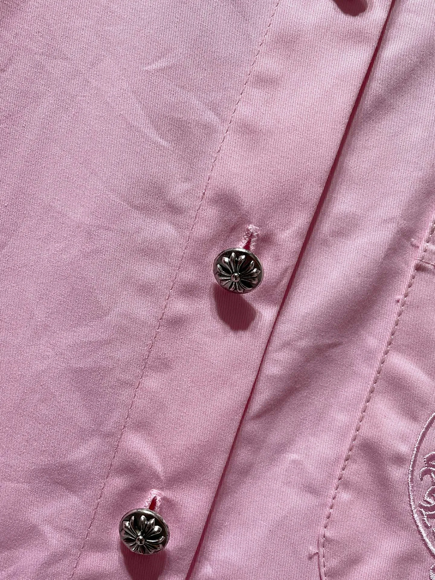 P256 Chrome Hearts shirt series Embroidered colorful classic cross horseshoe patchwork leather twill shirt Original model opening, customized version with high weight bronze silver buckle Specially customized version of the original shirt fabric Can be worn as a jacket or as a base Recommended color: pink Size: S, M, L, XL